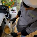 Śniadanie w ogrodzie. Damian Domagała - szef kuchni w restauracji "Oranżeria" w Best Western Grand Hotel Kielce / Piotr Kwaśniewski / Radio Kielce