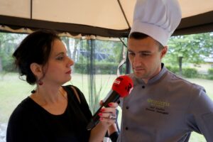 Śniadanie w ogrodzie. Magdalena Sitek - Radio Kielce i Damian Domagała - szef kuchni w restauracji "Oranżeria" w Best Western Grand Hotel Kielce / Piotr Kwaśniewski / Radio Kielce