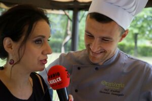 Śniadanie w ogrodzie. Magdalena Sitek - Radio Kielce i Damian Domagała - szef kuchni w restauracji "Oranżeria" w Best Western Grand Hotel Kielce / Piotr Kwaśniewski / Radio Kielce