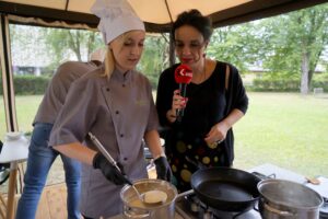 Śniadanie w ogrodzie. Ewelina Tkacz - szef zmiany w restauracji "Oranżeria" w Best Western Grand Hotel Kielce i Magdalena Sitek - Radio Kielce / Piotr Kwaśniewski / Radio Kielce