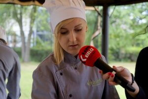 Śniadanie w ogrodzie. Ewelina Tkacz - szef zmiany w restauracji "Oranżeria" w Best Western Grand Hotel Kielce / Piotr Kwaśniewski / Radio Kielce