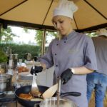 Śniadanie w ogrodzie. Ewelina Tkacz - szef zmiany w restauracji "Oranżeria" w Best Western Grand Hotel Kielce / Piotr Kwaśniewski / Radio Kielce