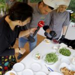 Śniadanie w ogrodzie. Magdalena Sitek - Radio Kielce, Damian Domagała - szef kuchni w restauracji "Oranżeria" w Best Western Grand Hotel Kielce i Ewelina Tkacz - szef zmiany w restauracji "Oranżeria" w Best Western Grand Hotel Kielce / Piotr Kwaśniewski / Radio Kielce