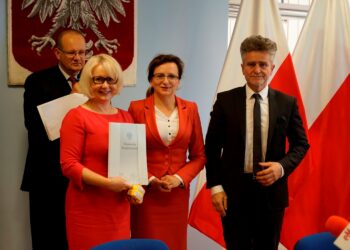 Na zdjęciu (od lewej): Katarzyna Kondziołka - burmistrz Zawichostu, wojewoda Agata Wojtyszek i senator Krzysztof Słoń / Patryk Cudzik / Radio Kielce