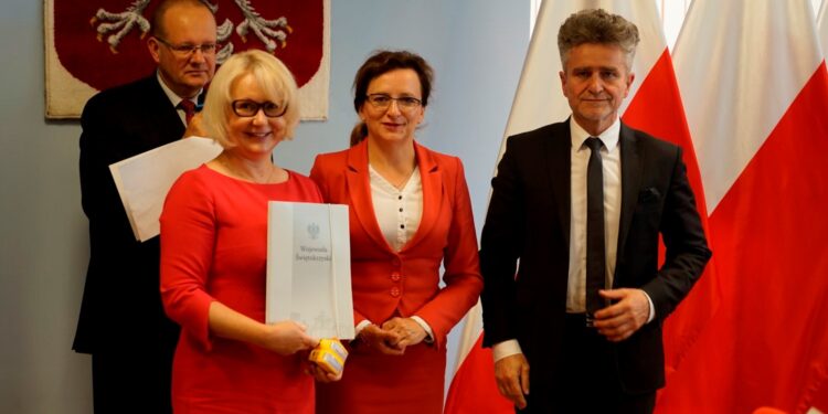 Na zdjęciu (od lewej): Katarzyna Kondziołka - burmistrz Zawichostu, wojewoda Agata Wojtyszek i senator Krzysztof Słoń / Patryk Cudzik / Radio Kielce