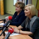 Wojewódzki Urząd Pracy likwiduje długotrwale bezrobocie. Na zdjęciu (od lewej): Teodora Jagiełło - wicedyrektor Wojewódzkiego Urzędu Pracy w Kielcach i Renata Janik - wicemarszałek województwa świętokrzyskiego / Piotr Kwaśniewski / Radio Kielce