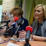 Wojewódzki Urząd Pracy likwiduje długotrwale bezrobocie. Na zdjęciu (od lewej): Teodora Jagiełło - wicedyrektor Wojewódzkiego Urzędu Pracy w Kielcach i Renata Janik - wicemarszałek województwa świętokrzyskiego / Piotr Kwaśniewski / Radio Kielce