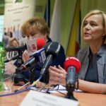 Wojewódzki Urząd Pracy likwiduje długotrwale bezrobocie. Na zdjęciu (od lewej): Teodora Jagiełło - wicedyrektor Wojewódzkiego Urzędu Pracy w Kielcach i Renata Janik - wicemarszałek województwa świętokrzyskiego / Piotr Kwaśniewski / Radio Kielce