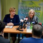 Wojewódzki Urząd Pracy likwiduje długotrwale bezrobocie. Na zdjęciu (od lewej): Teodora Jagiełło - wicedyrektor Wojewódzkiego Urzędu Pracy w Kielcach i Renata Janik - wicemarszałek województwa świętokrzyskiego / Piotr Kwaśniewski / Radio Kielce