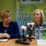Wojewódzki Urząd Pracy likwiduje długotrwale bezrobocie. Na zdjęciu (od lewej): Teodora Jagiełło - wicedyrektor Wojewódzkiego Urzędu Pracy w Kielcach i Renata Janik - wicemarszałek województwa świętokrzyskiego / Piotr Kwaśniewski / Radio Kielce