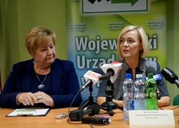 Wojewódzki Urząd Pracy likwiduje długotrwale bezrobocie. Na zdjęciu (od lewej): Teodora Jagiełło - wicedyrektor Wojewódzkiego Urzędu Pracy w Kielcach i Renata Janik - wicemarszałek województwa świętokrzyskiego / Piotr Kwaśniewski / Radio Kielce