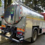 Awaria rurociągu przy ulicy Pomorskiej w Kielcach. Beczkowóz / Piotr Kwaśniewski / Radio Kielce