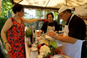 Stacja Wakacje. Smakuj lato. Magdalena Sitek - Radio Kielce, Barbara Chrobot - właścicielka restauracji La Cucina Italiana i Salvatore Petrolo / Piotr Kwaśniewski / Radio Kielce