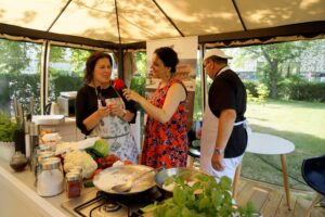 Stacja Wakacje. Smakuj lato. Barbara Chrobot - właścicielka restauracji La Cucina Italiana, Magdalena Sitek - Radio Kielce i Salvatore Petrolo / Piotr Kwaśniewski / Radio Kielce