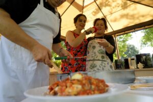 Stacja Wakacje. Smakuj lato. Salvatore Petrolo, Magdalena Sitek - Radio Kielce i Barbara Chrobot - właścicielka restauracji La Cucina Italiana / Piotr Kwaśniewski / Radio Kielce