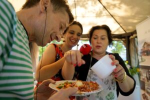 Stacja Wakacje. Smakuj lato. Paweł Solarz - Radio Kielce, Magdalena Sitek - Radio Kielce i Barbara Chrobot - właścicielka restauracji La Cucina Italiana / Piotr Kwaśniewski / Radio Kielce