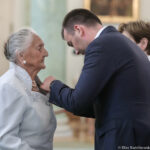 Mieszkanka Ostrowca Świętokrzyskiego Stanisława Gryz została odznaczona przez Prezydenta RP Andrzeja Dudę, Krzyżem Orderu Krzyża Niepodległości. W imieniu głowy państwa, wręczyli je prezydencki minister Błażej Spychalski i doradca Prezydenta Zofia Romaszewska / Eliza Radzikowska-Białobrzewska / KPRP