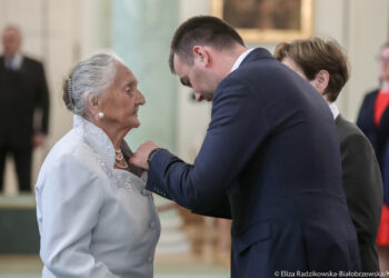 Mieszkanka Ostrowca Świętokrzyskiego Stanisława Gryz została odznaczona przez Prezydenta RP Andrzeja Dudę, Krzyżem Orderu Krzyża Niepodległości. W imieniu głowy państwa, wręczyli je prezydencki minister Błażej Spychalski i doradca Prezydenta Zofia Romaszewska / Eliza Radzikowska-Białobrzewska / KPRP