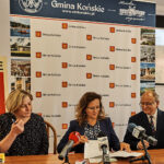 Końskie. Podpisanie umów dotyczących budowy dróg lokalnych w gminie Końskie. Na zdjęciu: Agata Wojtyszek - wojewoda świętokrzyski (w środku), Krzysztof Obratański - burmistrz Końskich / Magdalena Galas-Klusek / Radio Kielce