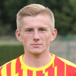 GRZEGORZ SZYMUSIK – OBROŃCA; DATA URODZENIA: 4.06.1998; MIEJSCE URODZENIA: Stargard; WZROST/WAGA: 182/78; NARODOWOŚĆ: Polska / Korona Kielce