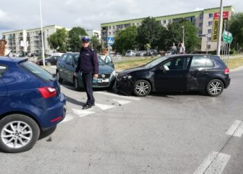 Wypadek na skrzyżowaniu ulic Miodowicza, Wyszyńskiego i Grotta / KPP w Busku-Zdroju