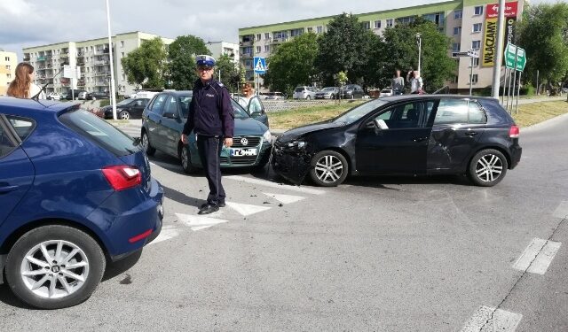 Wypadek na skrzyżowaniu ulic Miodowicza, Wyszyńskiego i Grotta / KPP w Busku-Zdroju