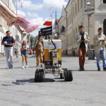 Przewóz ula łazikiem marsjańskim / Jarosław Kubalski / Radio Kielce