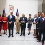 Wernisaż wystawy przygotowanej przez Muzeum Wsi Kieleckiej „817. Poznaj tę historię”. Od lewej: Agata Wojtyszek - wojewoda świętokrzyski, Maria Zuba - poseł PiS, Piotr Wawrzyk - wiceminister spraw zagranicznych, Fried Nielsen - kierownik Wydziału Kultury Ambasady Niemiec, Krzysztof Lipiec - poseł PiS, dr Katarzyna Jedynak - Muzeum Martyrologii Wsi Polskich, autor wystawy, Ewa Kołomańska - kierownik sekcji historycznej Muzeum Wsi Kieleckiej, Jarosław Karyś - wicedyrektor Muzeum Wsi Kieleckiej, Marek Kwitek - poseł PiS / Jarosław Kubalski / Radio Kielce