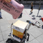 Przewóz ula łazikiem marsjańskim / Jarosław Kubalski / Radio Kielce