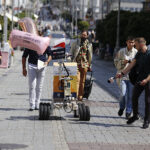 Przewóz ula łazikiem marsjańskim / Jarosław Kubalski / Radio Kielce