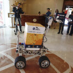 Przewóz ula łazikiem marsjańskim / Jarosław Kubalski / Radio Kielce