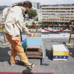 Przewóz ula łazikiem marsjańskim / Jarosław Kubalski / Radio Kielce