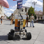 Przewóz ula łazikiem marsjańskim / Jarosław Kubalski / Radio Kielce