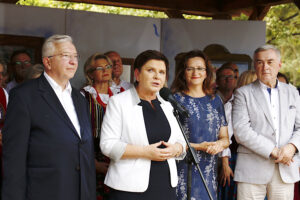 Na zdjęciu (od lewej): poseł Krzysztof Lipiec, Beata Szydło - była premier, obecnie europoseł, wojewoda Agata Wojtyszek i marszałek Andrzej Bętkowski / Fot. Jarosław Kubalski - Radio Kielce
