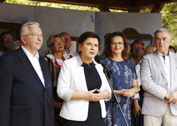 Na zdjęciu (od lewej): poseł Krzysztof Lipiec, Beata Szydło - była premier, obecnie europoseł, wojewoda Agata Wojtyszek i marszałek Andrzej Bętkowski / Fot. Jarosław Kubalski - Radio Kielce
