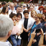 Tokarnia. Piknik przedwyborczy Prawa i Sprawiedliwości. Na zdjęciu: Beata Szydło - była premier, obecnie europoseł / Jarosław Kubalski / Radio Kielce