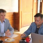 Sędziszów. Letni Raport Dnia. Wacław Szarek - burmistrz Sędziszowa i Robert Szumielewicz - Radio Kielce / Grzegorz Jamka / Radio Kielce