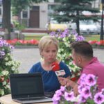 Włoszczowa. Letni Raport Dnia. Iwona Boratyn - rzecznik prasowy Urzędu Gminy Włoszczowa, Anna Adamczyk - dyrektor Biblioteki Publicznej we Włoszczowie i Robert Szumielewicz / Grzegorz Jamka / Radio Kielce