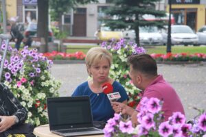 Włoszczowa. Letni Raport Dnia. Iwona Boratyn - rzecznik prasowy Urzędu Gminy Włoszczowa, Anna Adamczyk - dyrektor Biblioteki Publicznej we Włoszczowie i Robert Szumielewicz / Grzegorz Jamka / Radio Kielce