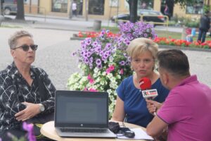 Włoszczowa. Letni Raport Dnia. Iwona Boratyn - rzecznik prasowy Urzędu Gminy Włoszczowa, Anna Adamczyk - dyrektor Biblioteki Publicznej we Włoszczowie i Robert Szumielewicz / Grzegorz Jamka / Radio Kielce