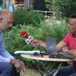 Letni Raport Dnia. Na zdjęciu: Wojciech Ślefarski, wójt Zagnańska i red. Robert Szumielewicz / Grzegorz Jamka / Radio Kielce