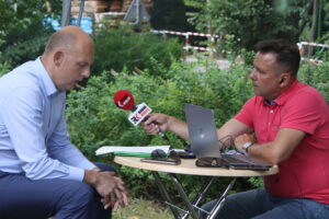 Letni Raport Dnia. Na zdjęciu: Wojciech Ślefarski, wójt Zagnańska i red. Robert Szumielewicz / Grzegorz Jamka / Radio Kielce