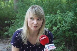 Letni Raport Dnia. Na zdjęciu: Katarzyna Sidło - inspektor w Referacie ds. Realizacji Inwestycji w Urzędzie Gminy Zagnańsk i Robert Szumielewicz / Grzegorz Jamka / Radio Kielce