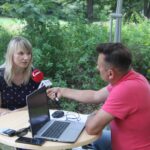 Letni Raport Dnia. Na zdjęciu: Katarzyna Sidło - inspektor w Referacie ds. Realizacji Inwestycji w Urzędzie Gminy Zagnańsk i Robert Szumielewicz / Grzegorz Jamka / Radio Kielce