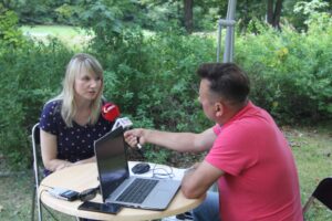 Letni Raport Dnia. Na zdjęciu: Katarzyna Sidło - inspektor w Referacie ds. Realizacji Inwestycji w Urzędzie Gminy Zagnańsk i Robert Szumielewicz / Grzegorz Jamka / Radio Kielce