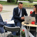 Letni Raport Dnia. Dyrektor Robert Dąbal z Buskiego Samorządowego Centrum Kultury (w środku) oraz Gerard Jakubowski z Uzdrowiska Busko Zdrój (z lewej) / Grzegorz Jamka / Radio Kielce