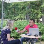 Letni Raport Dnia. Na zdjęciu: Katarzyna Sidło - inspektor w Referacie ds. Realizacji Inwestycji w Urzędzie Gminy Zagnańsk i Robert Szumielewicz / Grzegorz Jamka / Radio Kielce