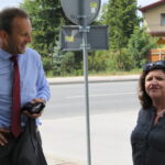 Letni Raport Dnia. Od lewej: Zbigniew Piątek - wójt Piekoszowa i red. Ewa Okońska / Grzegorz Jamka / Radio Kielce