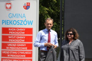 Letni Raport Dnia. Od lewej: Zbigniew Piątek - wójt Piekoszowa i red. Ewa Okońska / Grzegorz Jamka / Radio Kielce