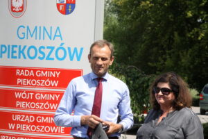 Letni Raport Dnia. Od lewej: Zbigniew Piątek - wójt Piekoszowa i red. Ewa Okońska / Grzegorz Jamka / Radio Kielce